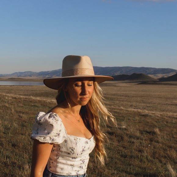 Meet your Posher, Amanda - Picture 2 of 5